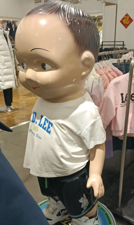 #看看这个小朋友多可爱 郎对花姐对花,一对对到田埂下,...